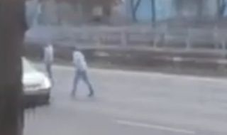 Неадекватни тийнейджъри спират коли на бул. "България" в София и ги ритат (ВИДЕО)
