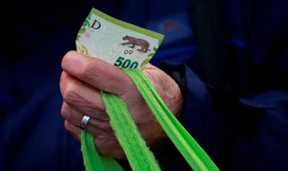 Замразяват цени, печатат пари: какво става в Аржентина