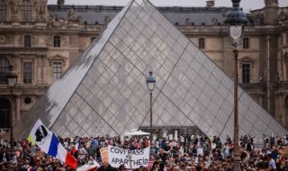 Хиляди протестираха във Франция срещу задължителната COVID ваксинация