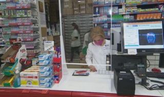 Километрична опашка пред столична аптека заради лекарството "Ивермектин"