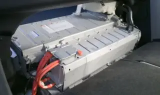 Радикална промяна в хибридната архитектура: Toyota мести батерията под предните седалки и прекроява генерацията