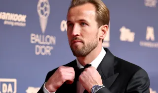 Хари Кейн и Чарлин Корал с трофея „Герд Мюлер“ за Най-добър нападател на 2026 г.