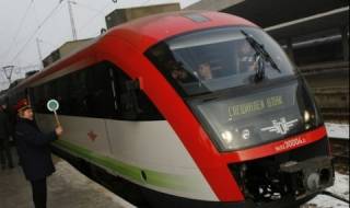 Свлачище спря влакове в София