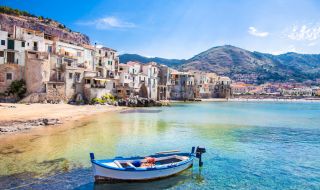 Носенето на маски на открито в Сицилия става задължително