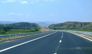 Строят ЛОТ 2 на „Струма” и върху държавни земи