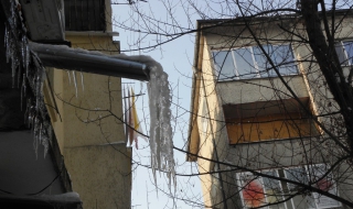 Ледена висулка в Русе рани жена