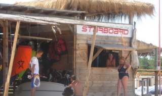 Обраха сърф училището на гаджето на Лора Крумова