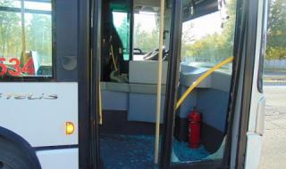 Пиян пътник вилня в автобус, нападна шофьора