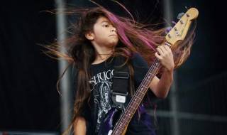 12-годишен виртуоз поема бас китарата в Korn (ВИДЕО)