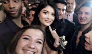 Кайли Дженър "цъфна" на училищни танци (ВИДЕО)