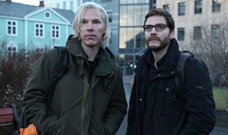 Появи се снимка на Шерлок в ролята на Джулиан Асандж