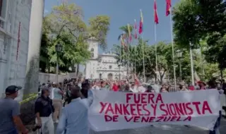 Протести в Каракас: Изгориха флаговете на САЩ и Израел ВИДЕО