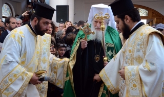 Тържествено бе осветен най-новия храм в Асеновград