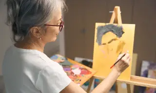 104-годишна американка поддържа форма с рисуване и учене на френски