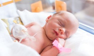 Бебетата, родени със секцио, имат недоразвит чревен микробиом