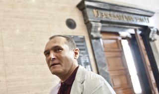 Бус на "Охрана на съдебната власт" чака Васил Божков на летището в София