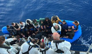 АНСА: Напливът на мигранти в Лампедуза продължава