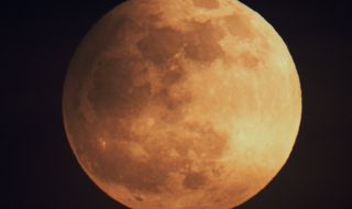 Видяхме второто лунно затъмнение за годината СНИМКИ