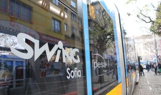 Инцидент в София: Жена на 80 години е влачена от трамвай, предстои ѝ операция 