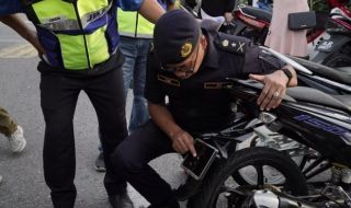 Глобиха мотоциклетист за най-малкия регистрационен номер в света