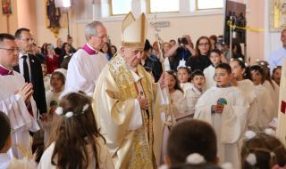 Папата даде първо причастие на 242 деца в Раковски