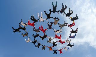 Поставиха нов рекорд за групов скок с парашут (ВИДЕО)