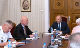Министър Тагарев и Румен Радев обсъдиха как да се спре отливът на военни и да се модернизира армията 