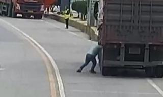 Гума на камион експлодира в лицето на шофьор (ВИДЕО)
