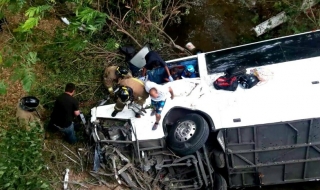Автобус падна в река в Панама