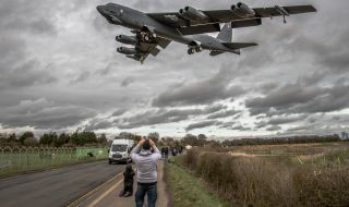 Бомбардировачи B-52 кръжат над България