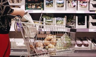 Проверяват крайните цени на храните в търговската мрежа
