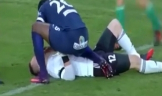 Нападател спаси вратар от сигурна смърт (ВИДЕО)