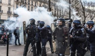 Нова вечер на протести и сблъсъци в Париж заради пенсионната реформа