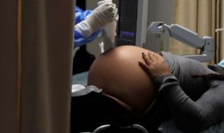 ЧСИ тормози бременна в родилното