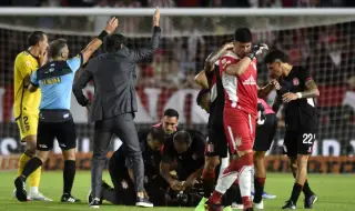 Ужасен инцидент в Аржентина: Футболист колабира, прекратиха мача