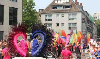 Гигантско шествие на гейове в Кьолн