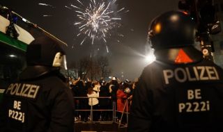 Двама загинали и няколко ранени при инциденти с фойерверки за Нова година в Германия