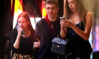 Пълно безхаберие: Млади британци пълнят баровете, в кръчмите няма места