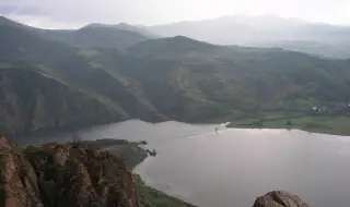 Спасяват бедстващи овце в 300-метрова бездна край Кърджали