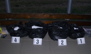 Хванаха мъж с над 10 кг хапчета метаамфетамин