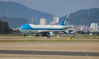 Самолетът на Тръмп кацна аварийно малко след излитането към Давос