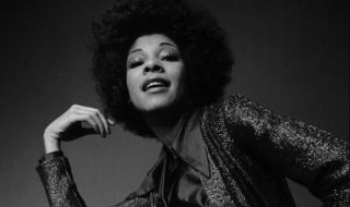 Почина Кралицата на фънка, Бети Дейвис си отиде на 77 г.