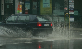 Дъжд отново блокира София