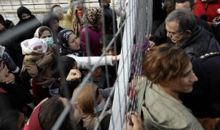 Бежанци шашнаха гръцки министър
