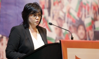 Станете прави, влиза Корнелия