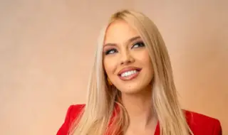 Натали Трифонова заведе сина си на първия му плаж в Гърция (СНИМКА)