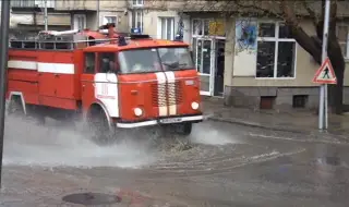 Стара река е излязла от коритото си, част от трасето на пречиствателната станция на Карлово е отнесено от водата
