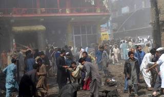 Бомбен терор край джамия в Пакистан