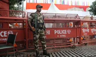 Паркирана кола се взриви до Червената крепост в Делхи