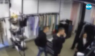 Тийнейджъри откраднаха скъпи чанти от магазин в центъра на София (ВИДЕО)